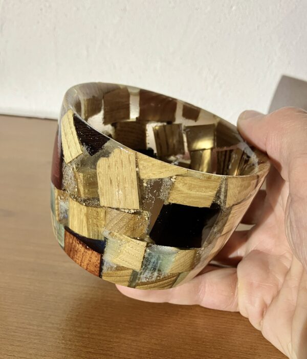 Bol en bois et résine – Image 7