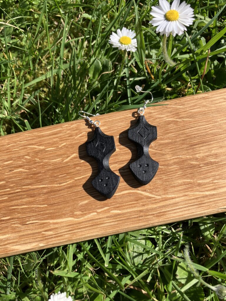 Boucles d'oreilles en ébène.