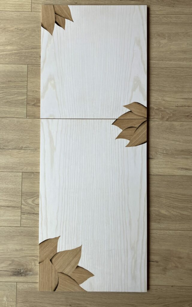 Plateaux de table basse amovibles et coordonnés. Placages de frêne blanchi et chêne.