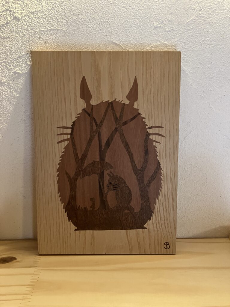Marqueterie "Mon voisin Totoro", frêne, acajou, sipo chenillé et noyer.