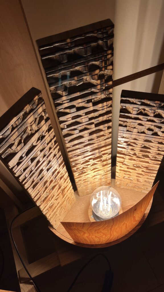 Lampe "Monument" (filaire), frêne, sapin, placage