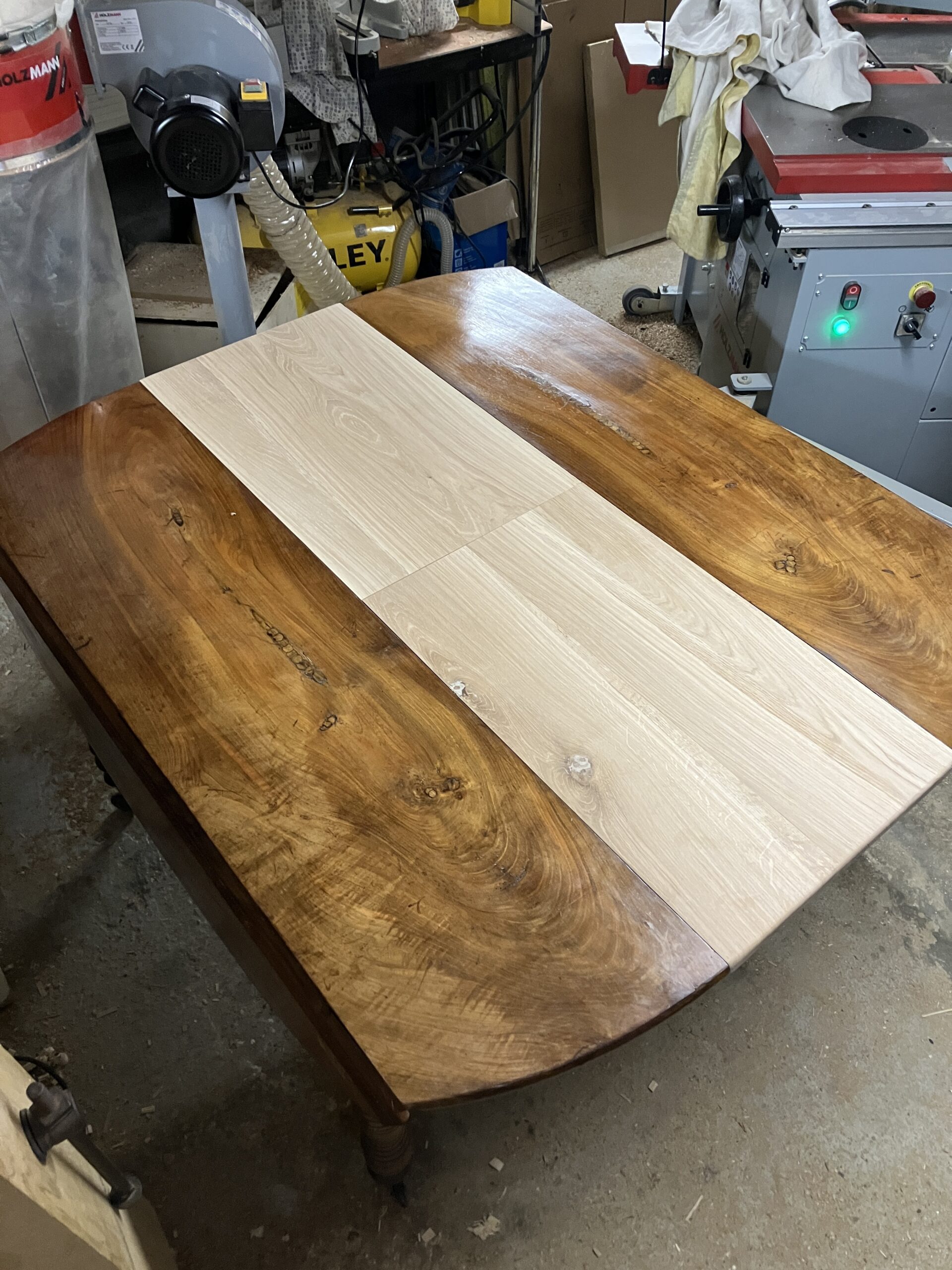 Restauration d'une table en noyer avec ajout de rallonges.